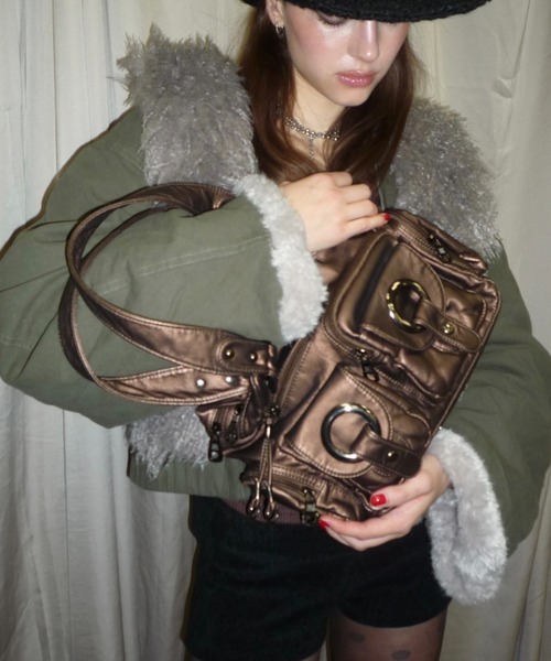 SHAGGIE（シャギー）の「アイレットショルダーバッグ（ショルダーバッグ・レディース・ブラック/ブラウン/レッド・FREE）」の2枚目の写真