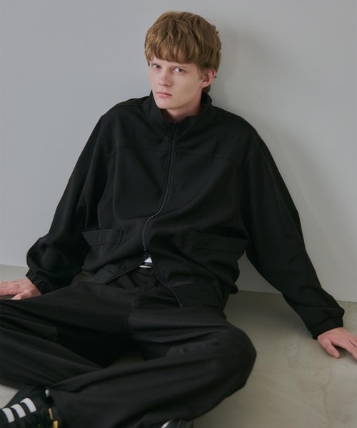 OSKR(オーエスケーアール)の「OSKR別注 T/PU ジップブルゾン(ブルゾン・メンズ・ブラック/ベージュ・MEDIUM/LARGE)」の2枚目の写真