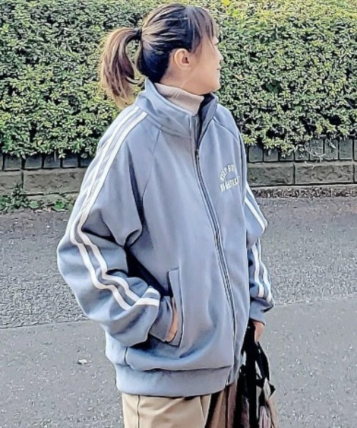 ８(eight)（エイト）の「裏ボア刺繍入りトラックジャケット（ブルゾン・メンズ・チャコール/アイボリー/サックスブルー・MEDIUM/LARGE）」の3枚目の写真