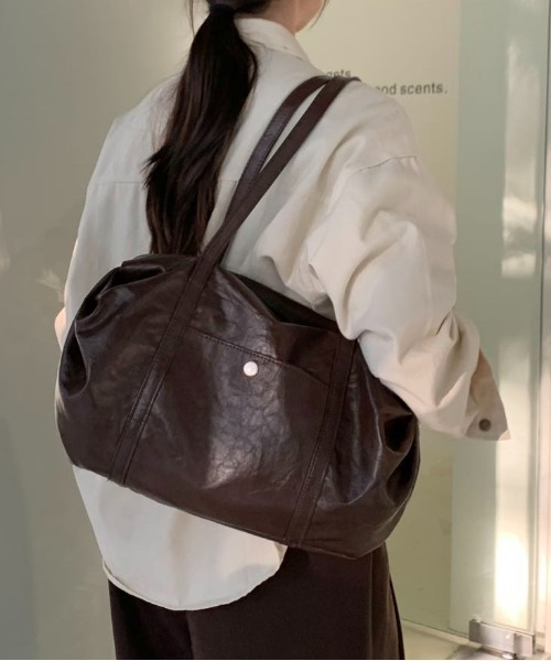 FINEnough（ファインナフ）の「合皮カレッジショルダーバッグ アウトポケット付き（ショルダーバッグ・レディース・ブラウン/キャメル/ブラック/アイボリー・FREE）」の4枚目の写真