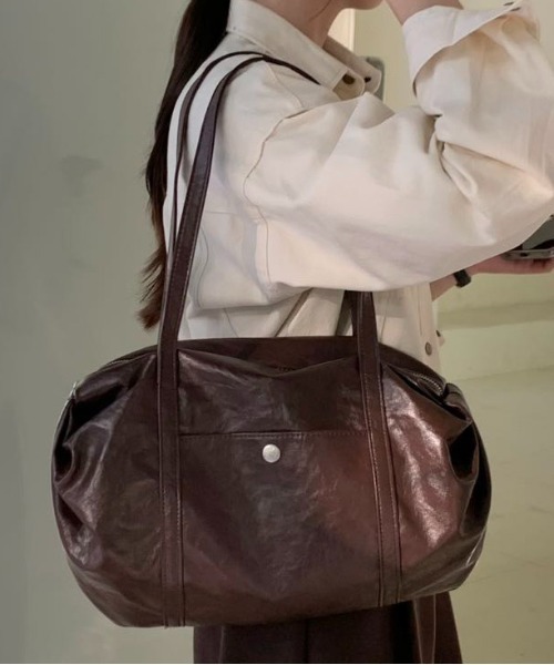 FINEnough（ファインナフ）の「合皮カレッジショルダーバッグ アウトポケット付き（ショルダーバッグ・レディース・ブラウン/キャメル/ブラック/アイボリー・FREE）」の19枚目の写真