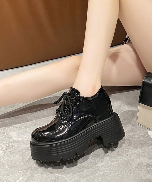Lace Ladies(レースレディース)の「パテント調 レースアップ ボリューム 厚底 シューズ(ローファー・レディース・ブラック/アイボリー・22.5cm/23cm/23.5cm/24cm/24.5cm)」の4枚目の写真