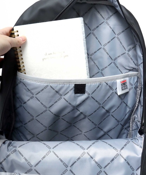 VISION STREET WEAR（ヴィジョンストリートウェア）の「VISION STREET WEAR（ヴィジョンストリートウェア）CONVEIENT  BACKPACK/ワンポイントロゴ バックパック/リュックサック（バックパック/リュック・メンズ・ブラック系1/ブラック系3/ブラック系2・FREE）」の17枚目の写真