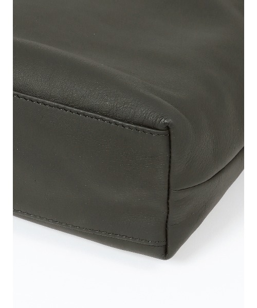 SUIT SQUARE(スーツスクエア)の「トートバッグ SEEKER別注 ソフトレザー コインケース付き(トートバッグ・メンズ・グリーン/ベージュ/ブラック・F)」の14枚目の写真