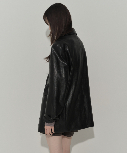 MUSINSA STANDARD WOMAN（ムシンサスタンダードウーマン）の「ウィメンズ シンセティックレザー オーバーショルダー オーバーサイズ ブレザー [ブラック]（ライダースジャケット・レディース・その他・LARGE/X-SMALL/SMALL/MEDIUM）」の4枚目の写真