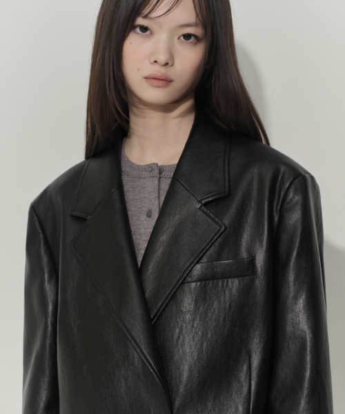 MUSINSA STANDARD WOMAN（ムシンサスタンダードウーマン）の「ウィメンズ シンセティックレザー オーバーショルダー オーバーサイズ ブレザー [ブラック]（ライダースジャケット・レディース・その他・LARGE/X-SMALL/SMALL/MEDIUM）」の3枚目の写真