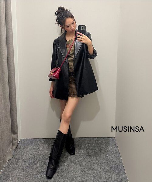 MUSINSA STANDARD WOMAN（ムシンサスタンダードウーマン）の「ウィメンズ シンセティックレザー オーバーショルダー オーバーサイズ ブレザー [ブラック]（ライダースジャケット・レディース・その他・LARGE/X-SMALL/SMALL/MEDIUM）」の14枚目の写真