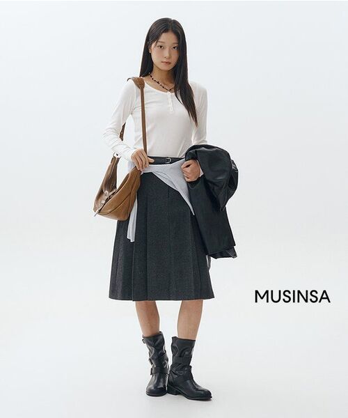 MUSINSA STANDARD WOMAN（ムシンサスタンダードウーマン）の「ウィメンズ シンセティックレザー オーバーショルダー オーバーサイズ ブレザー [ブラック]（ライダースジャケット・レディース・その他・LARGE/X-SMALL/SMALL/MEDIUM）」の20枚目の写真