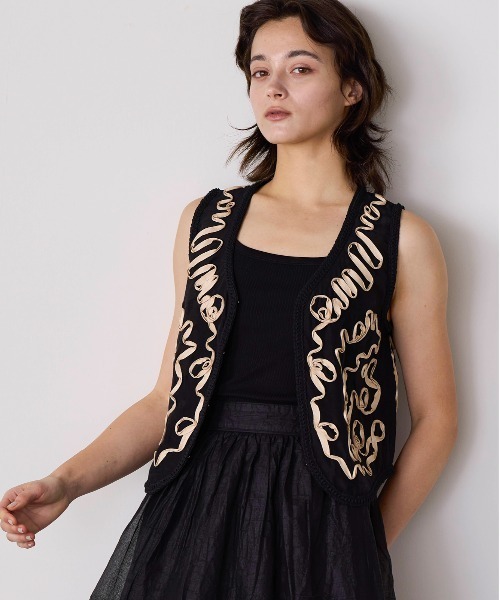 Marilyn Moon(マリリンムーン)の「code embroidery diamond tuck vest(ベスト・レディース・ネイビー/オフホワイト/ブラック系その他/ブラック・FREE)」の4枚目の写真