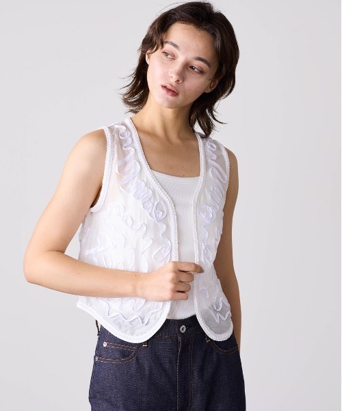 Marilyn Moon（マリリンムーン）の「code embroidery diamond tuck vest（ベスト・レディース・ネイビー/オフホワイト・FREE）」の2枚目の写真