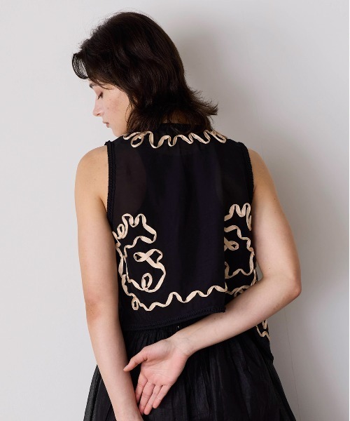Marilyn Moon（マリリンムーン）の「code embroidery diamond tuck vest（ベスト・レディース・ネイビー/オフホワイト・FREE）」の4枚目の写真