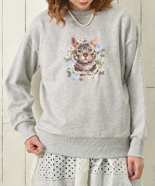 Bleu Bleuet(ブルーブルーエ)の「le petaleトラネコフラワー刺繍スウェット(スウェット・レディース・オフホワイト/グレー・FREE)」の2枚目の写真