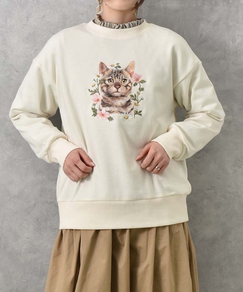Bleu Bleuet(ブルーブルーエ)の「le petaleトラネコフラワー刺繍スウェット(スウェット・レディース・オフホワイト/グレー・FREE)」の1枚目の写真