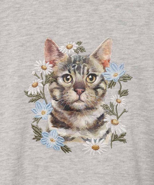 Bleu Bleuet(ブルーブルーエ)の「le petaleトラネコフラワー刺繍スウェット(スウェット・レディース・オフホワイト/グレー・FREE)」の4枚目の写真