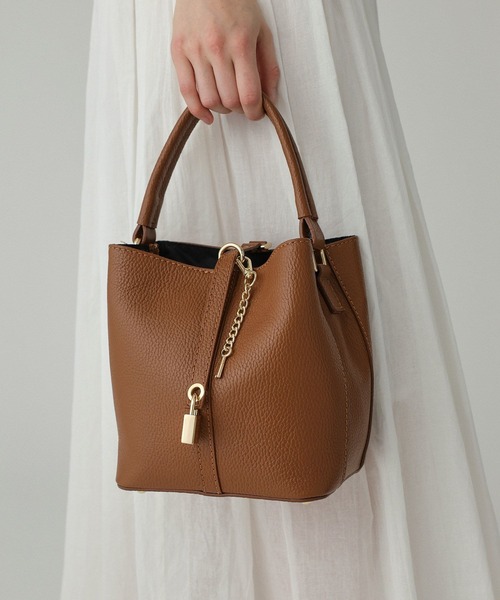 AULENTTI（オウレンティ）の「【AULENTTI】チャームショルダーBAG（ショルダーバッグ・レディース・ブラック/ブラウン・フリー）」の3枚目の写真