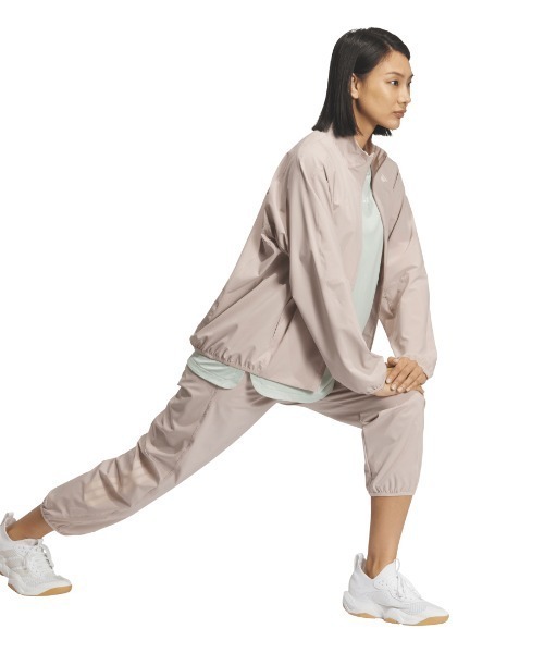 adidas(アディダス)の「アディダス adidas トレーニング エッセンシャルズ プラス ルーズフィット ストレッチ ウーブン ジャケット(ジャージ・レディース・ライトベージュ/ブラック/ネイビー・M/L)」の9枚目の写真