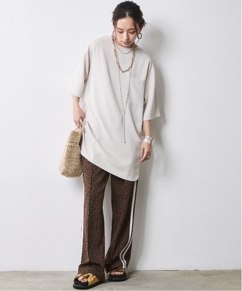 CHIC STYLE(シックスタイル)の「Tブラウスチュニック<大きいサイズ有>シックスタイル(その他トップス・レディース・ライトベージュ/ブラック・LL/3L/4L/5L/M/L)」の6枚目の写真