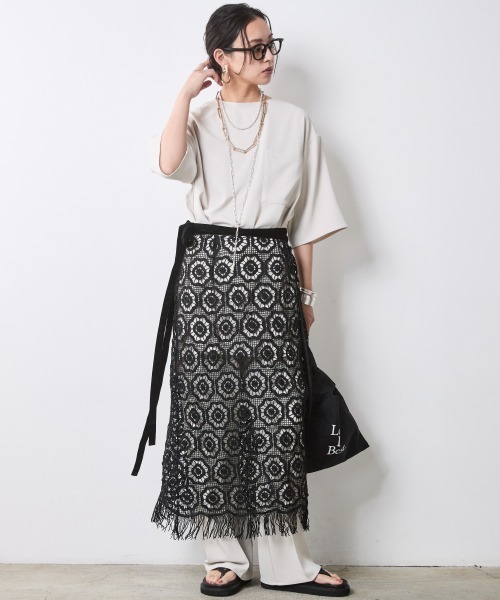 CHIC STYLE(シックスタイル)の「Tブラウスチュニック<大きいサイズ有>シックスタイル(その他トップス・レディース・ライトベージュ/ブラック・LL/3L/4L/5L/M/L)」の4枚目の写真