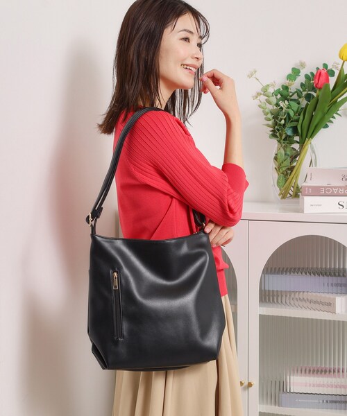 ITS'DEMO（イッツデモ）の「合皮縦型ショルダー（ショルダーバッグ・レディース・ナチュラル/ブラック/アイボリー・00）」の4枚目の写真