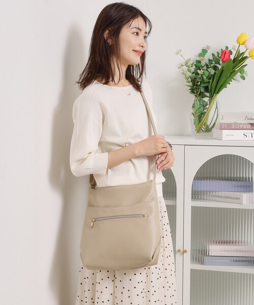 ITS'DEMO（イッツデモ）の「合皮縦型ショルダー（ショルダーバッグ・レディース・ナチュラル/ブラック/アイボリー・00）」の6枚目の写真