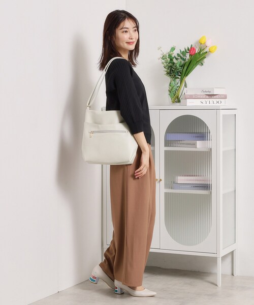 ITS'DEMO（イッツデモ）の「合皮縦型ショルダー（ショルダーバッグ・レディース・ナチュラル/ブラック/アイボリー・00）」の9枚目の写真