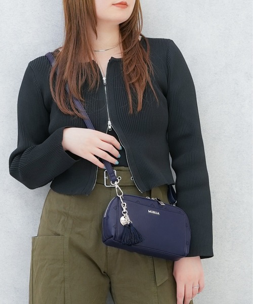 MURUA(ムルーア)の「【MURUA/ムルーア】 EMBOSS SERIES タッセル&ロゴチャーム付きミニショルダーバッグ(ショルダーバッグ・レディース・ブラック/イエロー/ネイビー・FREE)」の2枚目の写真