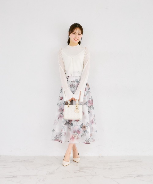 tocco closet（トッコ　クローゼット）の「リブニットトップス×刺繍入りパール釦シアーニットカーディガンアンサンブル（ニット/セーター・レディース・オフホワイト/ピンクベージュ/ネイビー・M）」の4枚目の写真