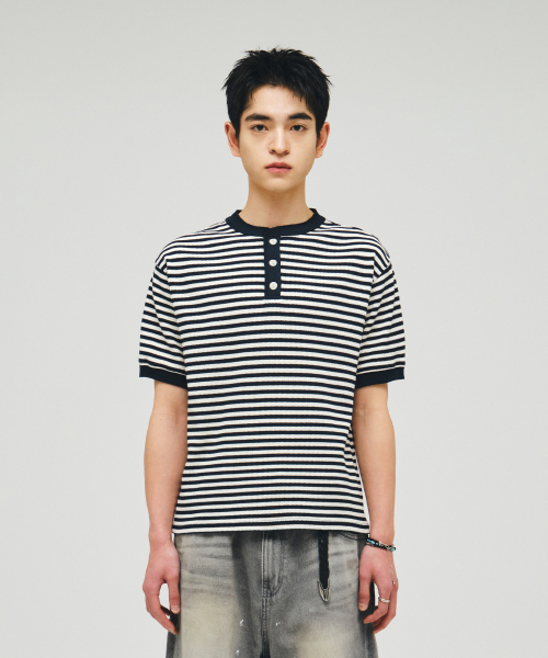 ECORR（エコル）の「ワッフルヘンリーネックストライプクロップ半袖Tシャツ_ネイビー（Tシャツ/カットソー・レディース・その他・1/2/3）」の2枚目の写真