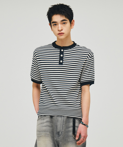 ECORR（エコル）の「ワッフルヘンリーネックストライプクロップ半袖Tシャツ_ネイビー（Tシャツ/カットソー・レディース・その他・1/2/3）」の4枚目の写真
