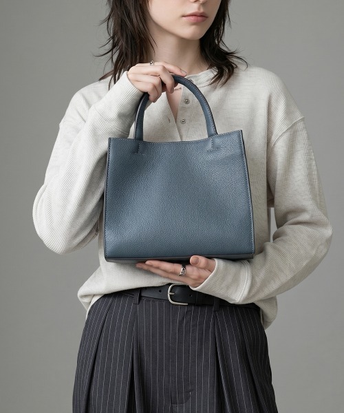 Charis Poche(カリスポシェ)の「【本革】トートバッグ/ハンドルバッグ(トートバッグ・レディース・ブルー/レッド/ピンク/グリーン/イエロー/ネイビー/グレイッシュベージュ/ブラック/アイボリー/オレンジ・ONE SIZE)」の1枚目の写真