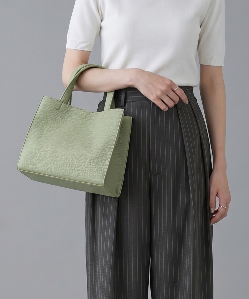 Charis Poche(カリスポシェ)の「【本革】トートバッグ/ハンドルバッグ(トートバッグ・レディース・ブルー/レッド/ピンク/グリーン/イエロー/ネイビー/グレイッシュベージュ/ブラック/アイボリー/オレンジ・ONE SIZE)」の5枚目の写真