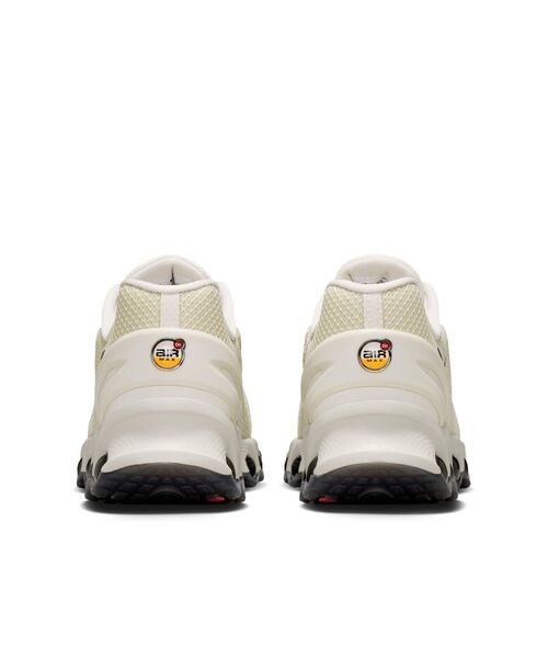 NIKE(ナイキ)の「ナイキ エア マックス Dn8 メンズシューズ / Nike Air Max Dn8 Men's Shoes IO7846-002 Light Bone(スニーカー・メンズ・オフホワイト・30/25.5/24.5/25/26/26.5/27.5/27/24/29.5/29/28.5/28)」の6枚目の写真