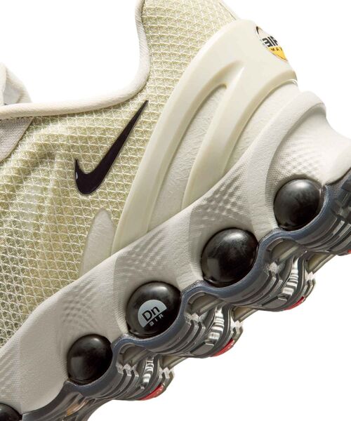 NIKE(ナイキ)の「ナイキ エア マックス Dn8 メンズシューズ / Nike Air Max Dn8 Men's Shoes IO7846-002 Light Bone(スニーカー・メンズ・オフホワイト・30/25.5/24.5/25/26/26.5/27.5/27/24/29.5/29/28.5/28)」の8枚目の写真