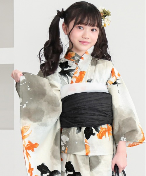 kimonomachi(キモノマチ)の「ガールズ浴衣 子供浴衣2点セット (綿浴衣+しわ兵児帯) 貝殻 金魚 星柄 花柄 フラワー 120cm/130cm/140cm/150cm キッズ浴衣 ジュニア浴衣 女の子 子供浴衣2点セット 低身長浴衣(浴衣・キッズ・ライトグリーン/ダークネイビー/カリビアンブルー/ラベンダー/ブラック×レッド/ブルーグレー/スカイブルー/ブルーグリーン・120cm/130cm/140cm/150cm)」の2枚目の写真