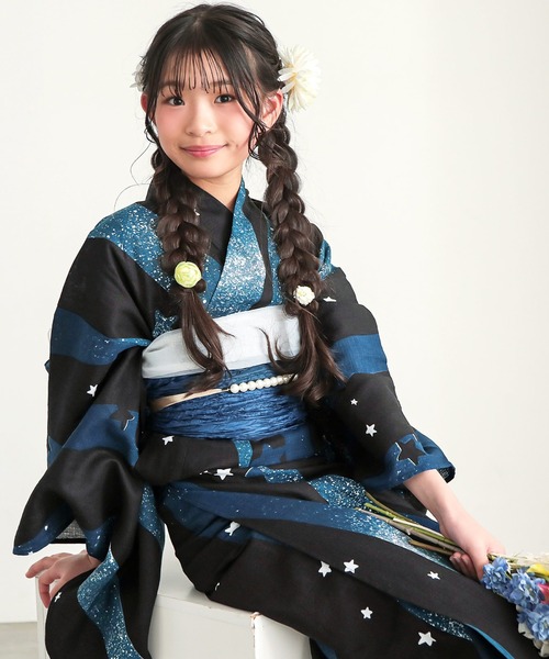 kimonomachi(キモノマチ)の「ガールズ浴衣 子供浴衣2点セット (綿浴衣+しわ兵児帯) 貝殻 金魚 星柄 花柄 フラワー 120cm/130cm/140cm/150cm キッズ浴衣 ジュニア浴衣 女の子 子供浴衣2点セット 低身長浴衣(浴衣・キッズ・ライトグリーン/ダークネイビー/カリビアンブルー/ラベンダー/ブラック×レッド/ブルーグレー/スカイブルー/ブルーグリーン・120cm/130cm/140cm/150cm)」の7枚目の写真