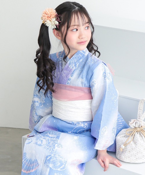 kimonomachi(キモノマチ)の「ガールズ浴衣 子供浴衣2点セット (綿浴衣+しわ兵児帯) 貝殻 金魚 星柄 花柄 フラワー 120cm/130cm/140cm/150cm キッズ浴衣 ジュニア浴衣 女の子 子供浴衣2点セット 低身長浴衣(浴衣・キッズ・ライトグリーン/ダークネイビー/カリビアンブルー/ラベンダー/ブラック×レッド/ブルーグレー/スカイブルー/ブルーグリーン・120cm/130cm/140cm/150cm)」の5枚目の写真