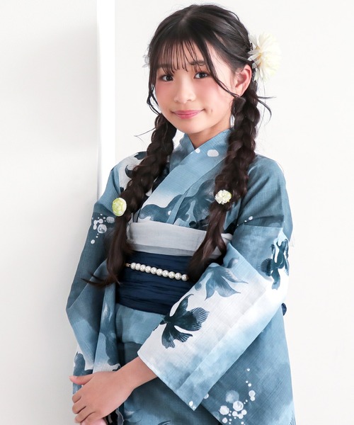 kimonomachi(キモノマチ)の「ガールズ浴衣 子供浴衣2点セット (綿浴衣+しわ兵児帯) 貝殻 金魚 星柄 花柄 フラワー 120cm/130cm/140cm/150cm キッズ浴衣 ジュニア浴衣 女の子 子供浴衣2点セット 低身長浴衣(浴衣・キッズ・ライトグリーン/ダークネイビー/カリビアンブルー/ラベンダー/ブラック×レッド/ブルーグレー/スカイブルー/ブルーグリーン・120cm/130cm/140cm/150cm)」の3枚目の写真