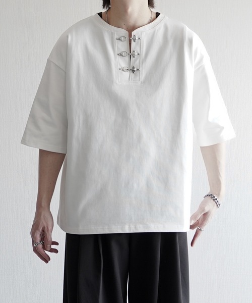 ELLUV(エルブ)の「【ELLUV/エルヴ】ファインコットンスムース ファイヤーマンバックル 半袖 ヘンリーネックTシャツ/接触冷感 UVカット(Tシャツ/カットソー・メンズ・ブラック/ホワイト・S/M/L)」の2枚目の写真