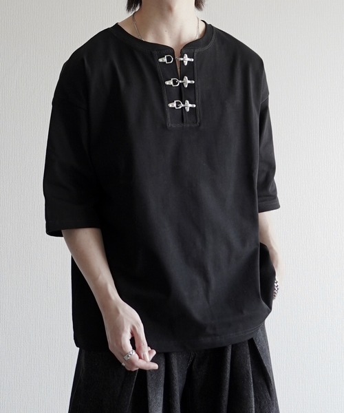 ELLUV(エルブ)の「【ELLUV/エルヴ】ファインコットンスムース ファイヤーマンバックル 半袖 ヘンリーネックTシャツ/接触冷感 UVカット(Tシャツ/カットソー・メンズ・ブラック/ホワイト・S/M/L)」の3枚目の写真