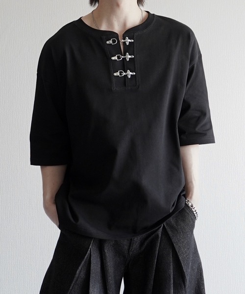 ELLUV(エルブ)の「【ELLUV/エルヴ】ファインコットンスムース ファイヤーマンバックル 半袖 ヘンリーネックTシャツ/接触冷感 UVカット(Tシャツ/カットソー・メンズ・ブラック/ホワイト・S/M/L)」の6枚目の写真