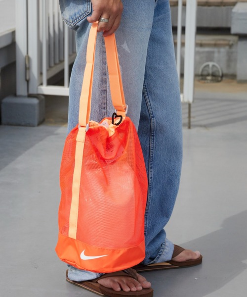 NIKE(ナイキ)の「NIKE/ナイキ SS26 メッシュショルダープールバッグ ブランドロゴ 巾着バッグ 2026年 夏 夏服(ショルダーバッグ・メンズ・ブラック/グレー/レッド/ミント・FREE)」の1枚目の写真