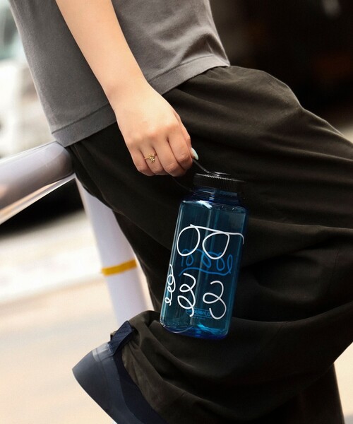 NALGENE(ナルゲン)の「【別注】YANGGAO × HIMAA × nalgene / Tritan 広口ボトル 1.0L(水筒・レディース・ブルー・ONE SIZE)」の3枚目の写真
