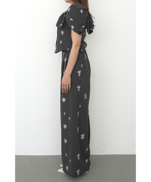 et.UNiVER(エトユニベール)の「Petal Embroidery Setup Pants Dress(パンツドレス・レディース・チャコール/ブラック/ベージュ・SMALL/MEDIUM/LARGE)」の4枚目の写真