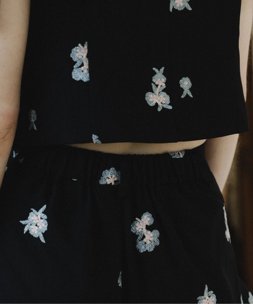 et.UNiVER(エトユニベール)の「Petal Embroidery Setup Pants Dress(パンツドレス・レディース・チャコール/ブラック/ベージュ・SMALL/MEDIUM/LARGE)」の15枚目の写真