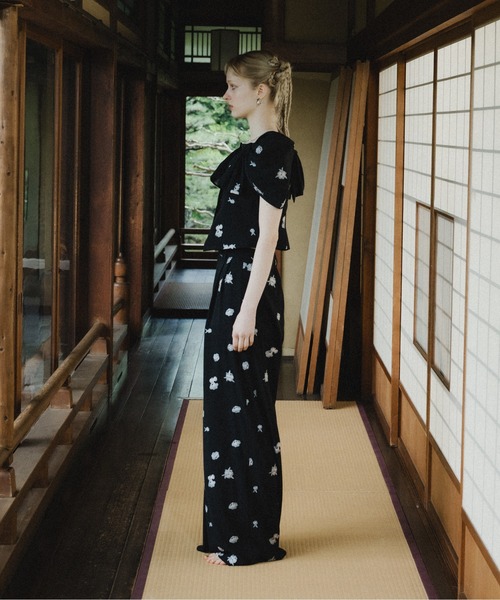 et.UNiVER(エトユニベール)の「Petal Embroidery Setup Pants Dress(パンツドレス・レディース・チャコール/ブラック/ベージュ・SMALL/MEDIUM/LARGE)」の10枚目の写真
