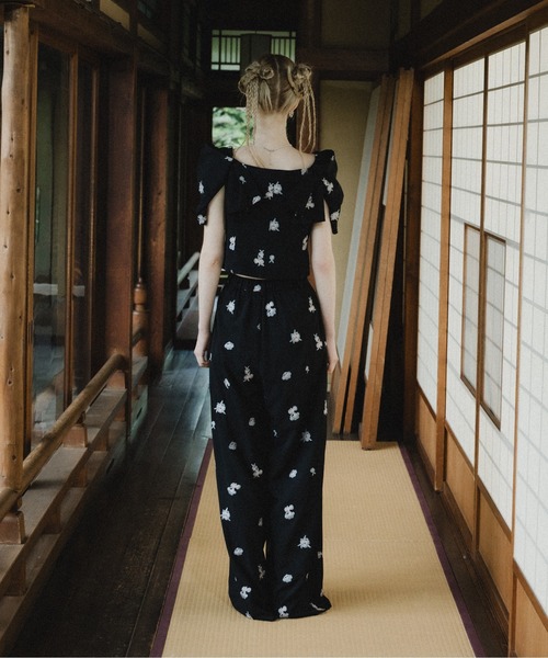 et.UNiVER(エトユニベール)の「Petal Embroidery Setup Pants Dress(パンツドレス・レディース・チャコール/ブラック/ベージュ・SMALL/MEDIUM/LARGE)」の11枚目の写真
