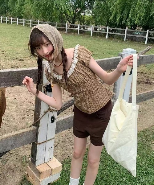 Lis ardent(リスアルダン)の「ギンガムチェックレースフリルスクエアネックトップス/パフスリーブ半袖ブラウス(シャツ/ブラウス・レディース・ブラウン/ブルー・M)」の11枚目の写真