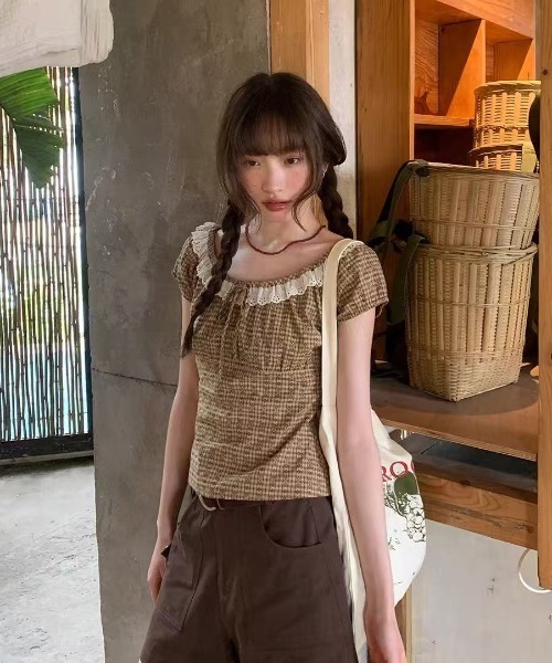 Lis ardent(リスアルダン)の「ギンガムチェックレースフリルスクエアネックトップス/パフスリーブ半袖ブラウス(シャツ/ブラウス・レディース・ブラウン/ブルー・M)」の3枚目の写真