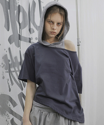 HOLY NUMBER 7（ホーリーナンバーセブン）の「キュービックオフショルダー半袖Tシャツ_チャコール（Tシャツ/カットソー）」
