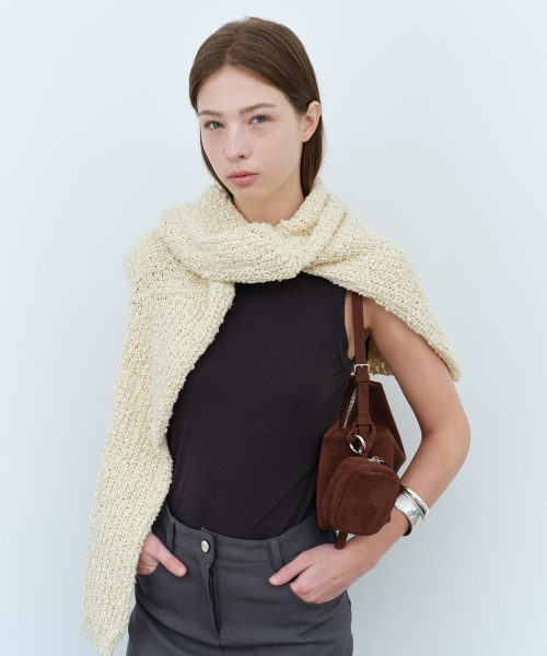 OVHEE（オヴェイ）の「ミヌスエードショルダーバッグ Minu Suede Shoulder Bag（ショルダーバッグ・レディース・ブラック/ダークブラウン・FREE）」の4枚目の写真